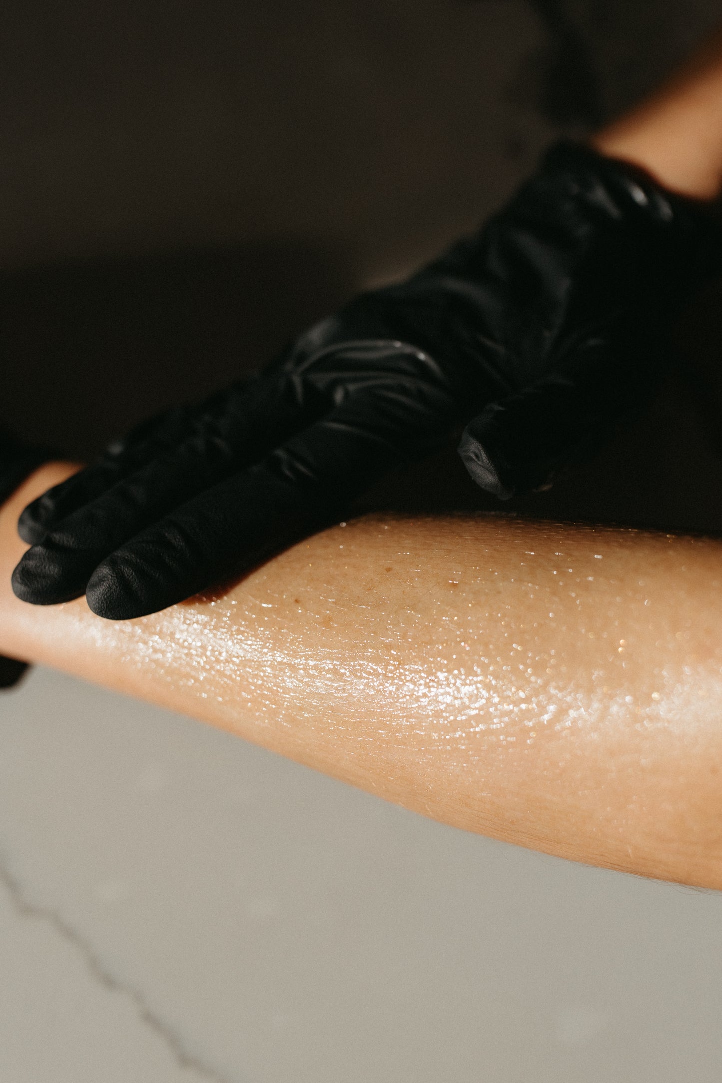 glowing body oil with beeswax to replenish skin
