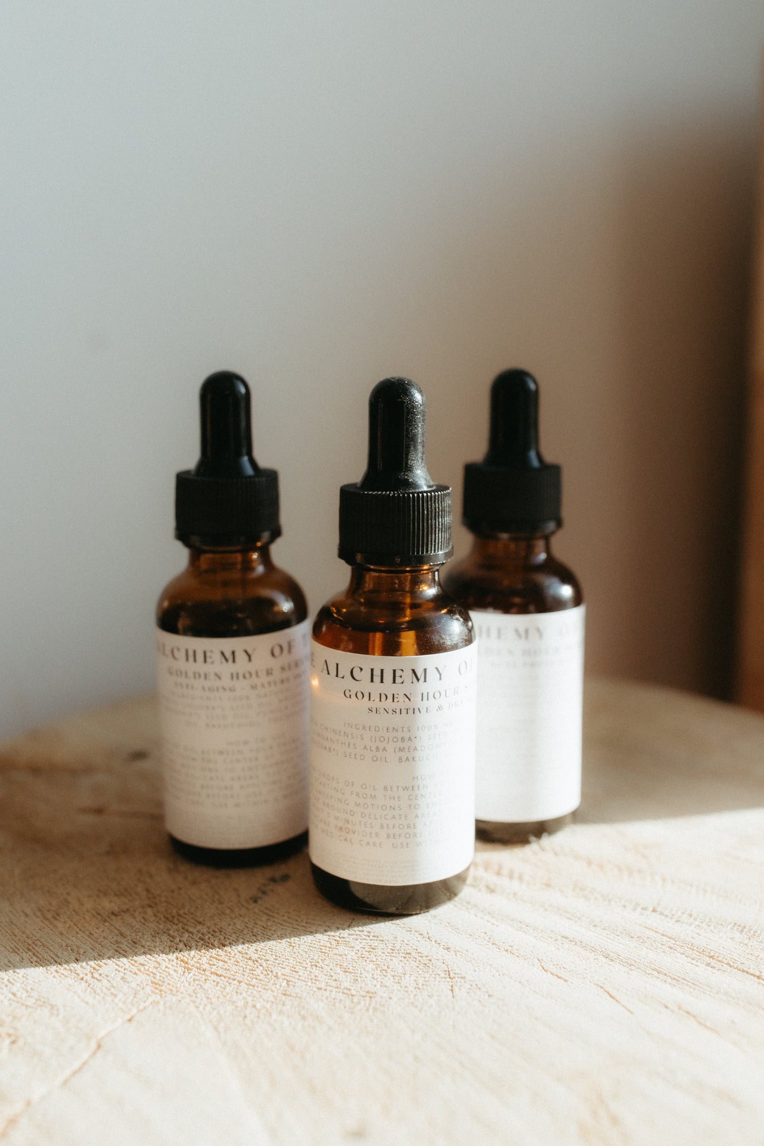 Face serum with hyaluronic acid and niacinamide for lasting hydration. 